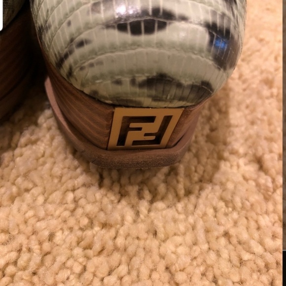 Fendi Fendista Lizard Embossed Platinum Pumps - Picture 2 of 7